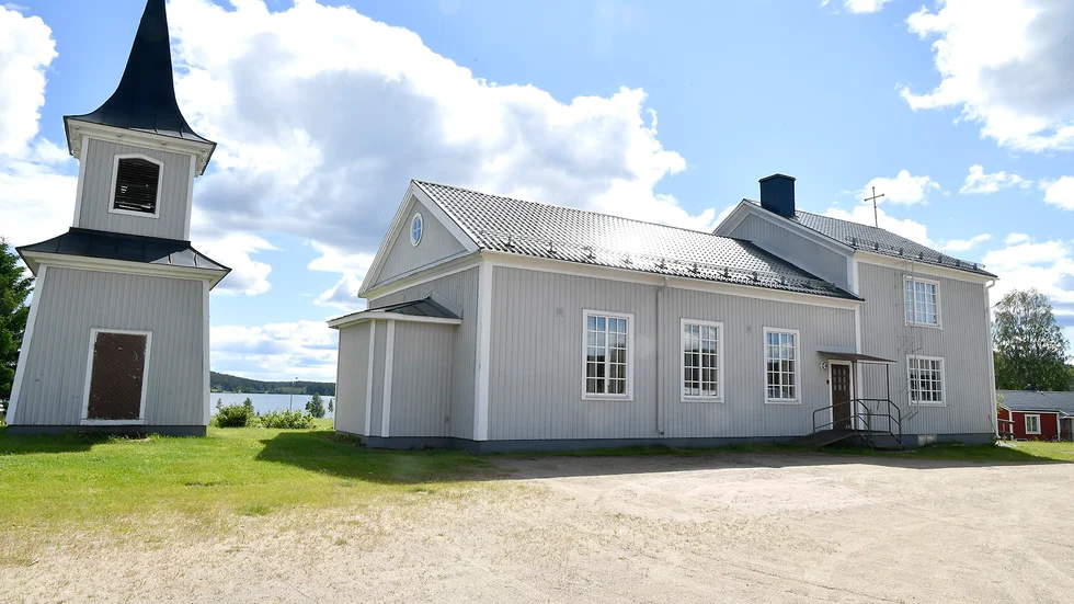 Byns kapell ligger strategiskt perfekt till: mitt i byn och med närhet både till byagården och badplatsen. 