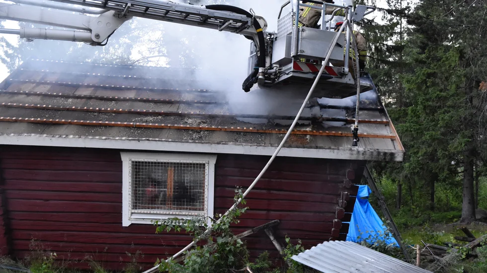 Spånisoleringen under taket började brinna. Räddningstjänsten var kvar på platsen till 01-tiden.