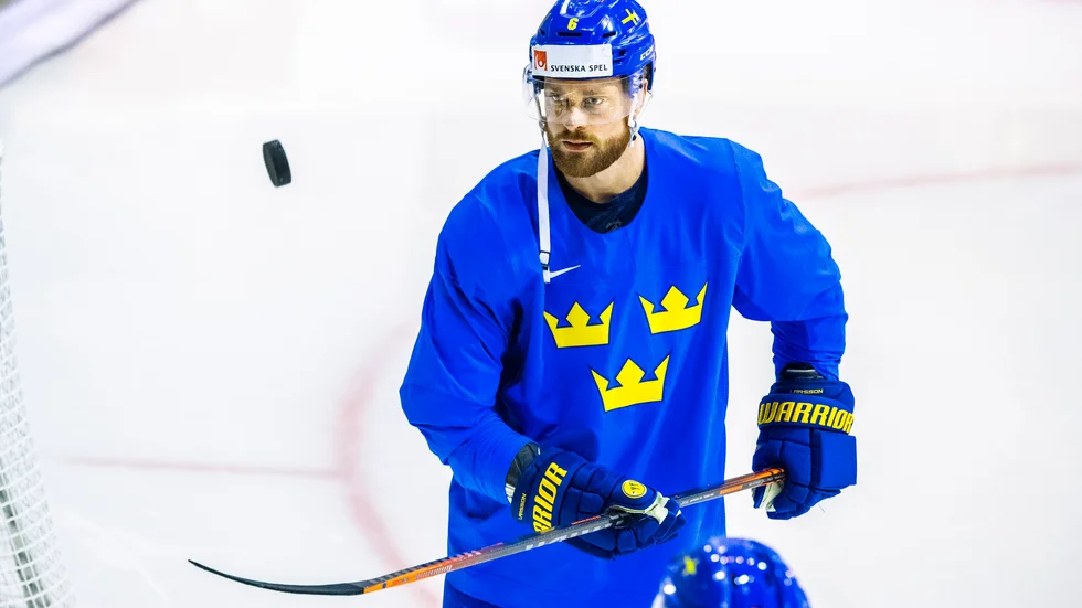 Larsson har skördat större framgångar i Tre Kronor de senaste två åren än i Oilers, som haft det tufft. 