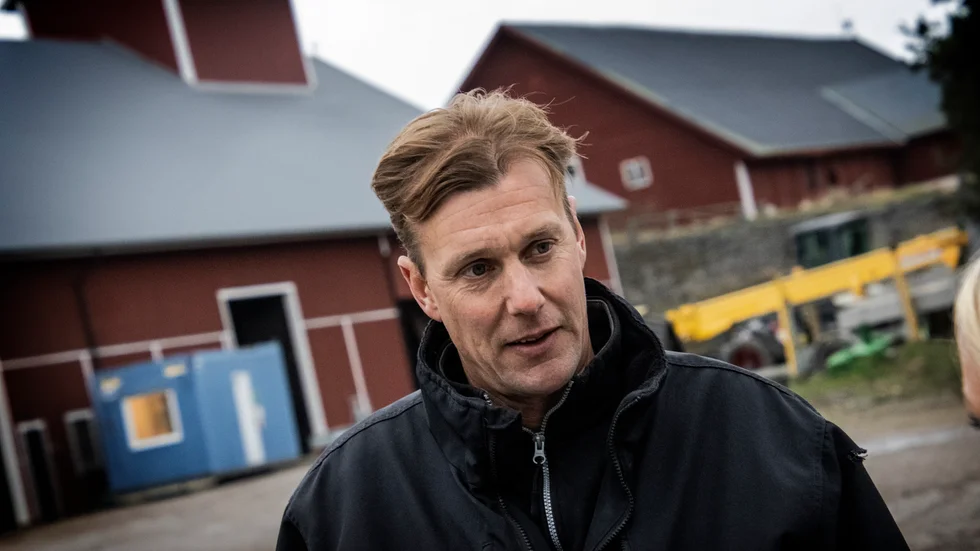 Jens Christensen har plats för 200 000 kycklingar åt gången på Hättorps gård. Han tycker att WWF:s dom över svensk kycklingproduktion är snedvriden och orättvis.