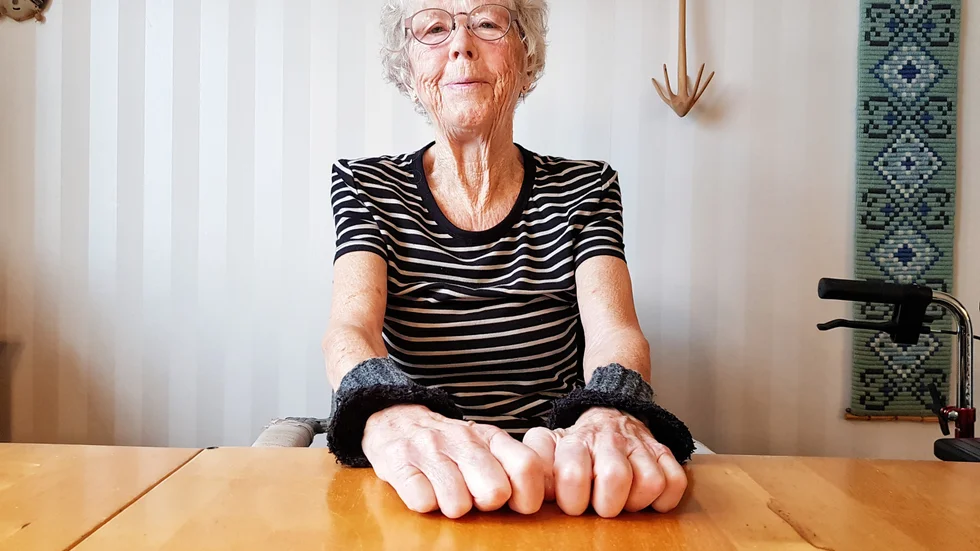 Var tredje vecka får Inger Forsberg den omtalat dyra bromsmedicinen Onpattro mot skelleftesjukan. "Den gör att jag mår bra och att sjukdomen bromsas. Jag är så tacksam", säger hon.