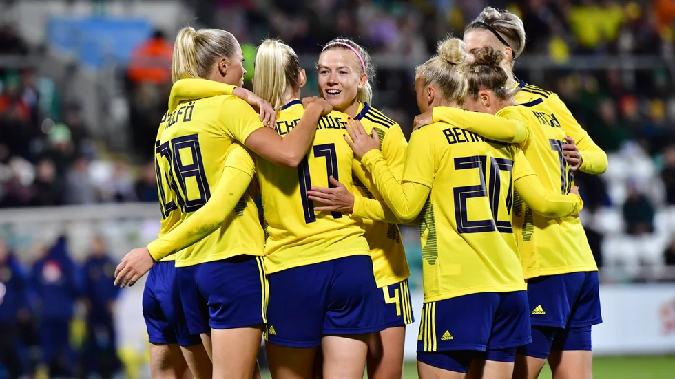 Sveriges fotbollsdamer avslutar landslagsfönstret med bortamatch mot Skottland i kväll.