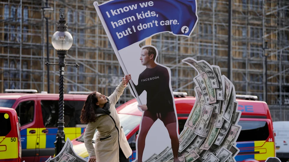 Utanför brittiska parlamentet i Westminster i London har de senaste dagarna en installation föreställande Facebook-grundaren Mark Zuckerberg tagit form.