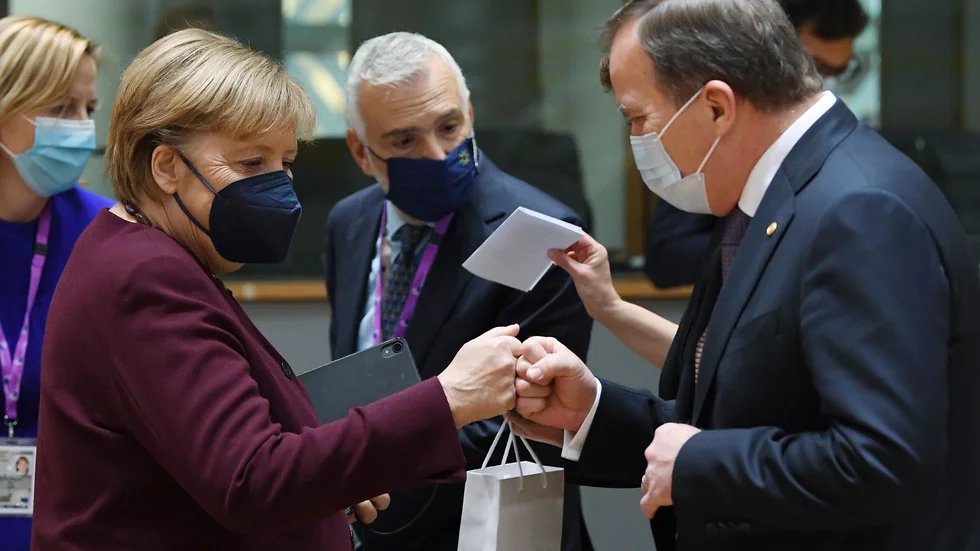 Presentutdelning pågår när Tysklands förbundskansler Angela Merkel och Sveriges statsminister Stefan Löfven träffas i Bryssel. Båda antas nu göra sitt sista EU-toppmöte.