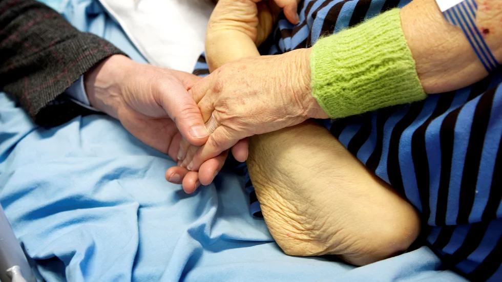 Till 2026 måste alla regioner och kommuner ha infört patientlagen, enligt skribenten.