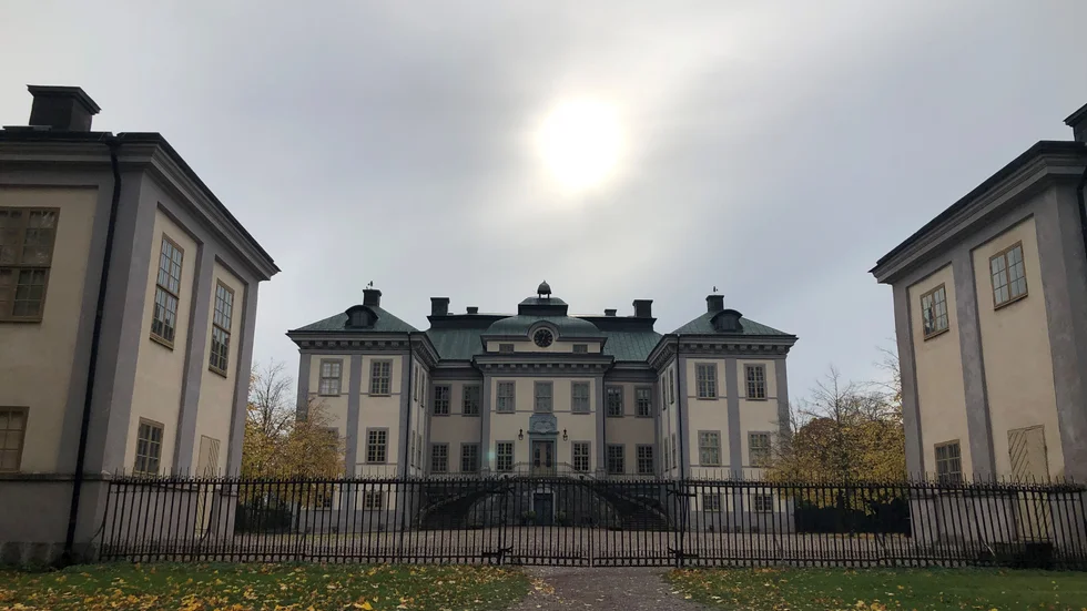 Salsta slott bjuder på spökvandringar efter mörkrets inträde. Gengångare och ropet från försvunna barn är två teman på vandringarna. 