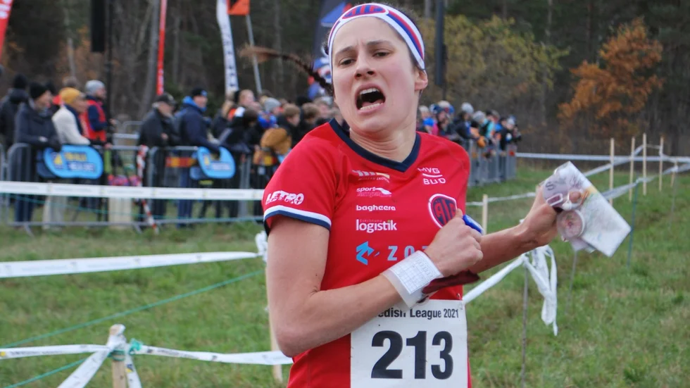 Susen Lösch tar sista stegen över mållinjen i Swedish Legauefinalen på Gotland. Hennes femteplats är den bästa i dagorientering och i konkurrens med svensk och internationell elit.