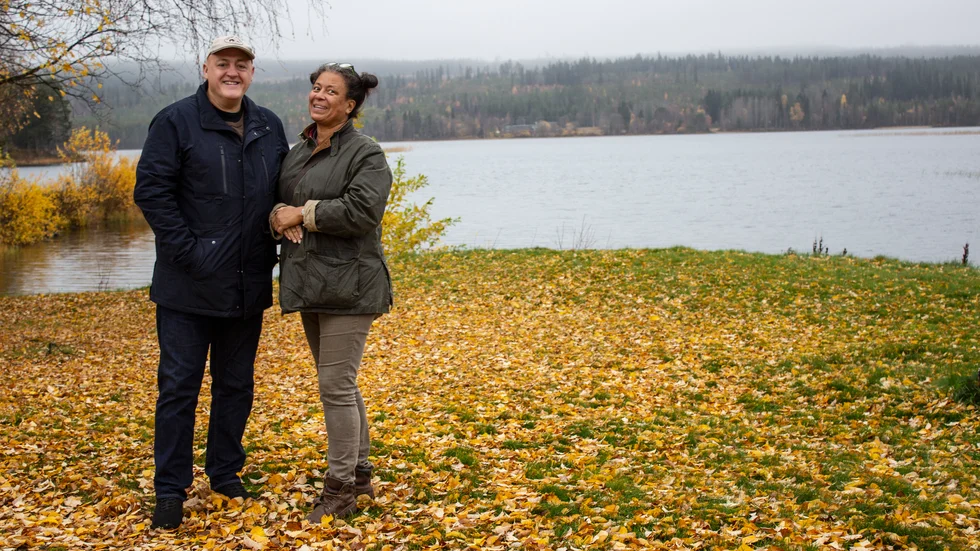 John Daszak och Jacqueline Miura Daszak arbetar på opera- och teaterscener världen över. Nu har de köpt ett hus utanför Malå där de kan pusta ut och finna lugnet. På andra sidan vattnet syns reningsverket där John sjöng ”Till havs” under invigningen i september.