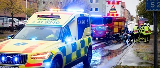 Långa köer – moped körde in i personbil i centrala Nyköping