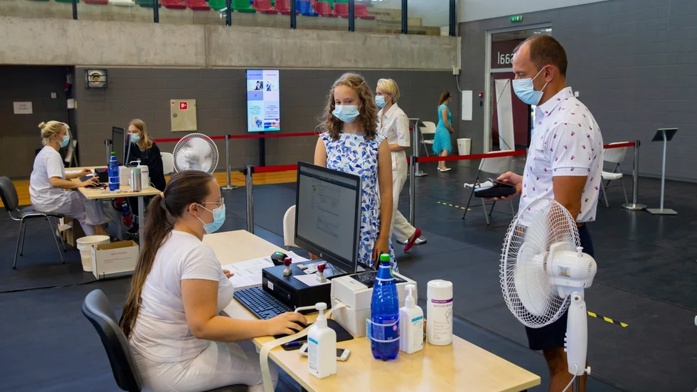 13-åriga Gloria Raudjarv väntar på att bli vaccinerad mot covid-19 i Estland. De tre baltiska länderna har för tillfället det högsta antalet nya covid-19-fall i EU. Arkivfoto.