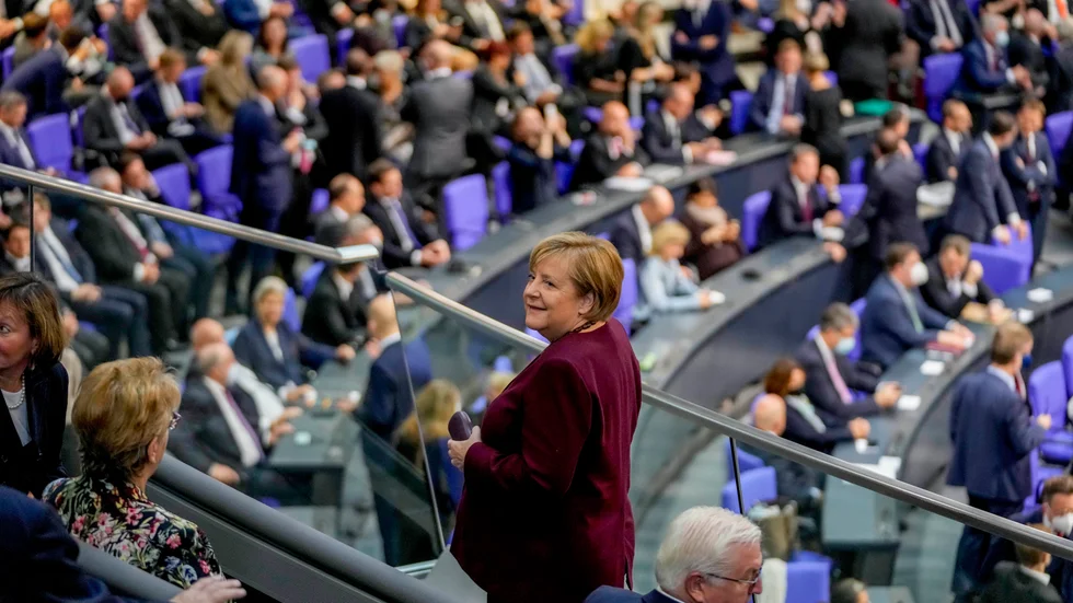 Angela Merkel på besöksplats i tyska Bundestag när parlamentet öppnade på tisdagen. Till höger om henne president Frank-Walter Steinmeier.