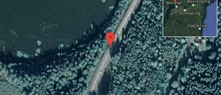 En personbil i olycka