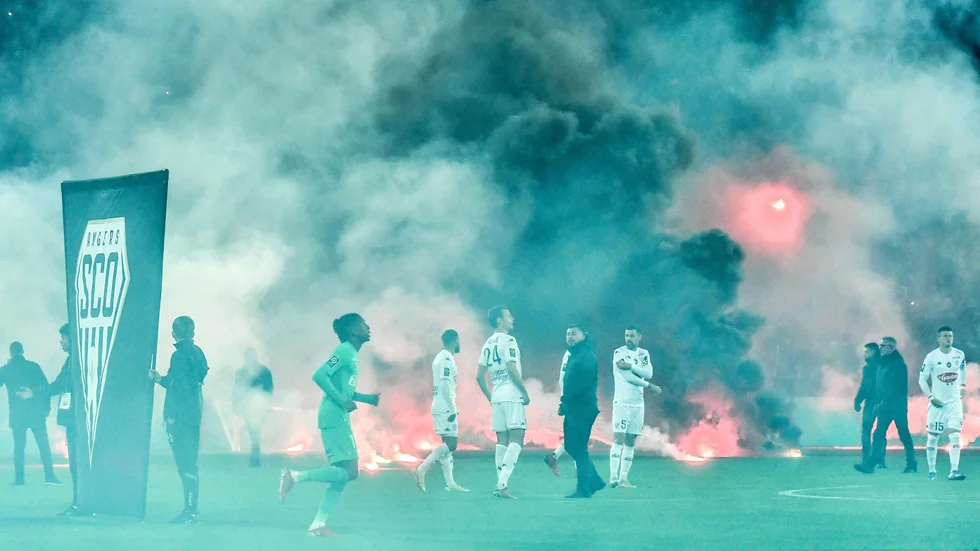 Matchen avbröts efter att bengaler kastats in på planen.