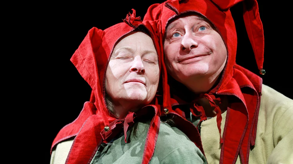 Skådespelarparet Gunilla Röör och Per Sandberg berör på djupet när de låter sin inre narr ta gestaltning, menar kulturredaktör Eva Åström.