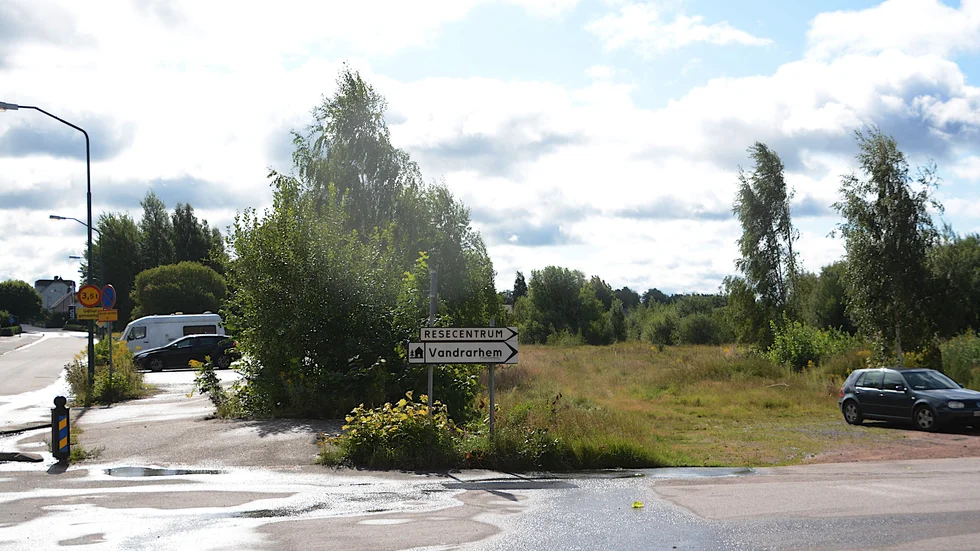   Bangården i Vimmerby är mer eller mindre igenvuxen. Kommunen och Trafikverket har en dialog om en markaffär. Kommunens avsikt är att bygga bostäder eller möjligen en ny skola på platsen.