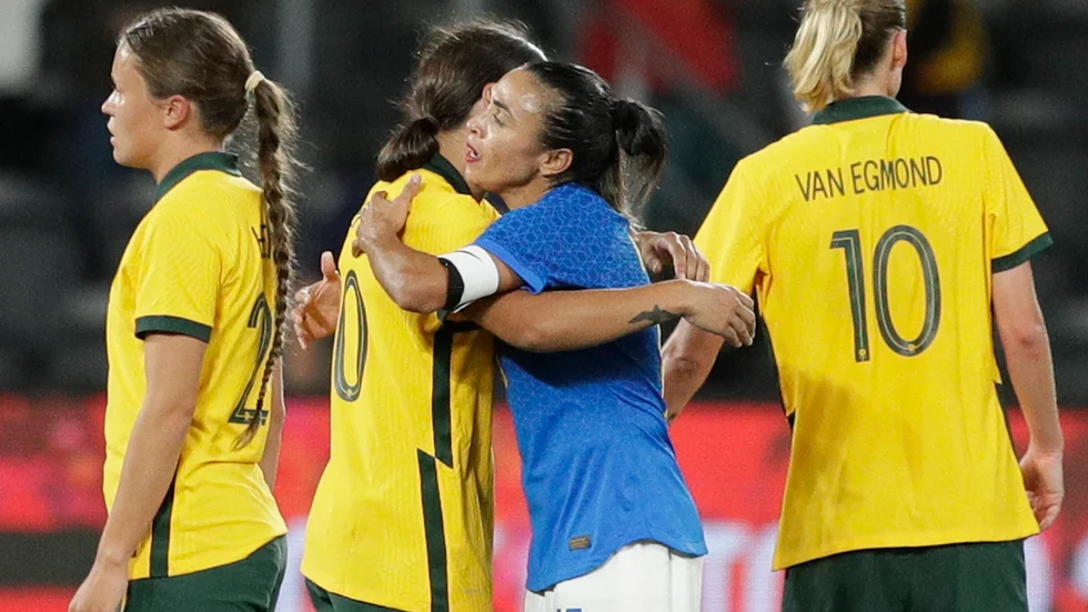 Sam Kerr och Marta kramas om efter vänskapsmatchen mellan Australien och Brasilien.