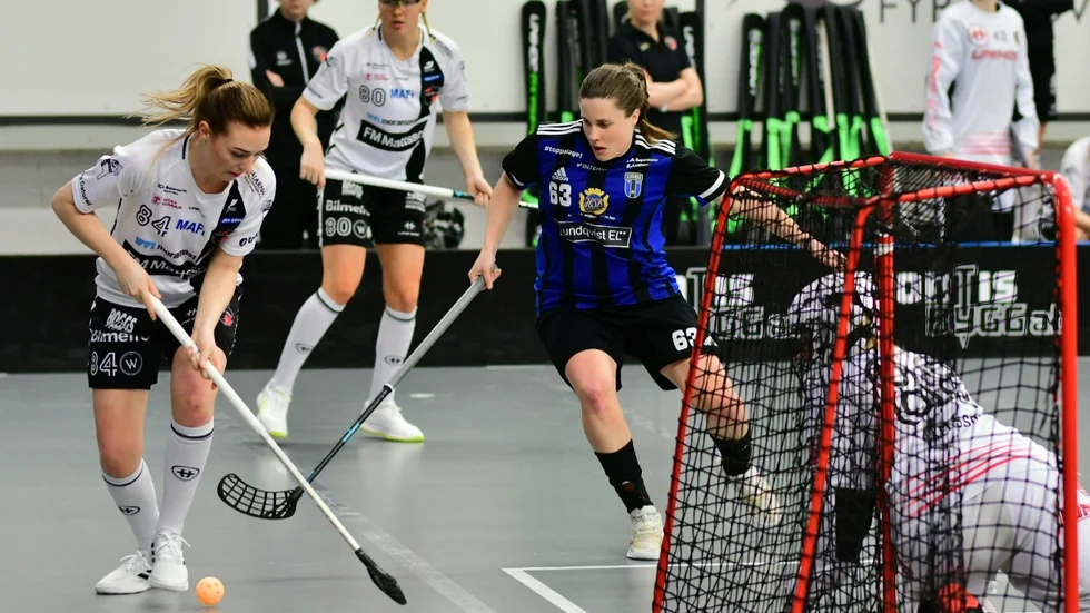 Sirius Sara Attermo bakom Kais Moras mål under den första perioden i kvartsfinalmatchen i Fyrishov. Sirius förlorade och måste vinna i Mora på fredag om inte säsongen ska ta slut.