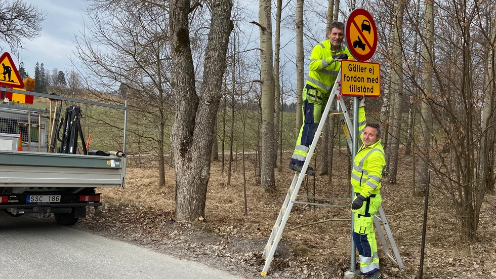 Pelle Gustafsson och Tomas Olsson tror och hoppas att det kommer att bli bra när Laxmans väg stängs av för motorfordonstrafik. På onsdagen satte de upp de nya skyltarna.