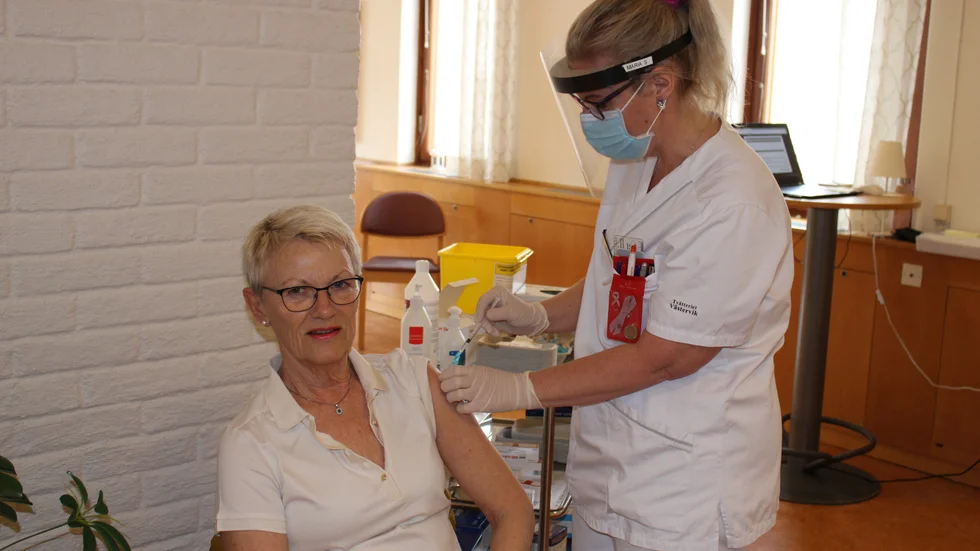 Lena Liljeqvist-Steiring får sin andra dos vaccin och därmed också fullt skydd när hon själv nu går in och vaccinerar. "Det är viktigt att alla hjälps åt", säger hon.