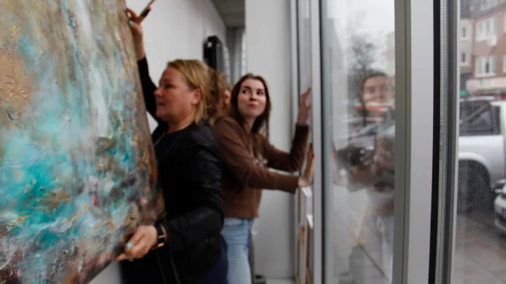 Maggan Widh och Tilde Lindman förberedde årets "Open air gallery" under onsdagen. Även Maria Lindman deltog.