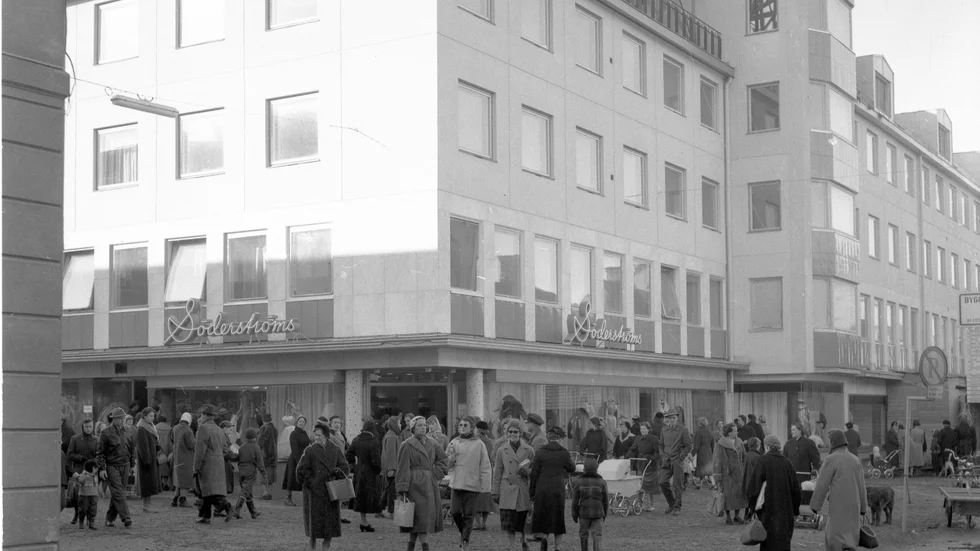 Mars 1956. Det här nybyggda huset i korsningen Ågatan/Klostergatan har i folkmun två olika namn. Det ena är Lindsténhuset efter byggmästare Gösta Lindstén som uppförde det. Husets fartygsliknande utseende gav det också namnet Andrea Dorea efter en italiensk oceanångare, som för övrigt förliste några månader efter att denna bild togs. Huset står dock kvar än i dag. Och det är fortfarande i familjen Lindsténs ägo.