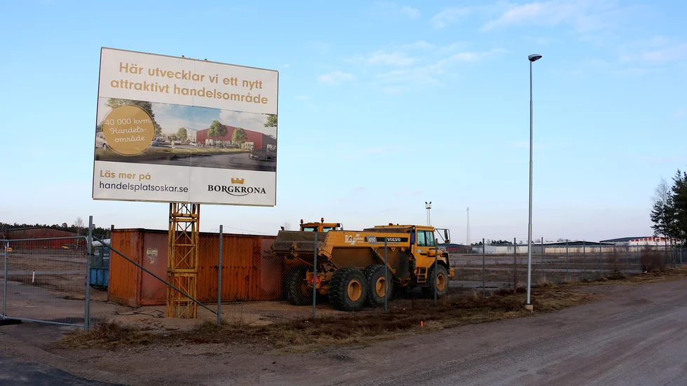Förberedelserna har redan kommit igång på fastigheten, så till vida att området hägnats in och företaget som ska göra markarbetet har börjat etablera sig med sina maskiner. På området vill både Willys, Kronans Apotek, Dollarstore och Byggmax etablera sig. 