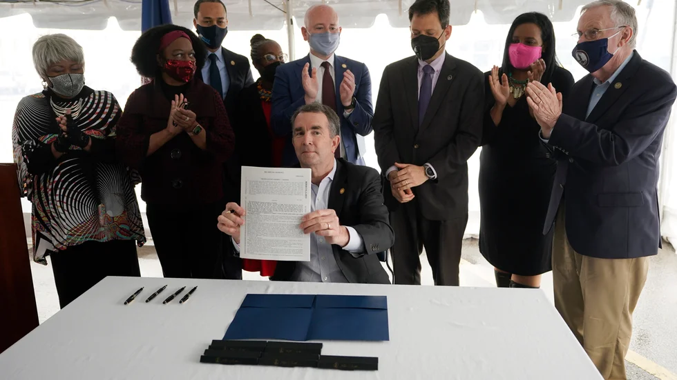 Den amerikanska delstaten Virginias guvernör Ralph Northam, sittande i mitten, skriver under avskaffande av dödsstraff.
