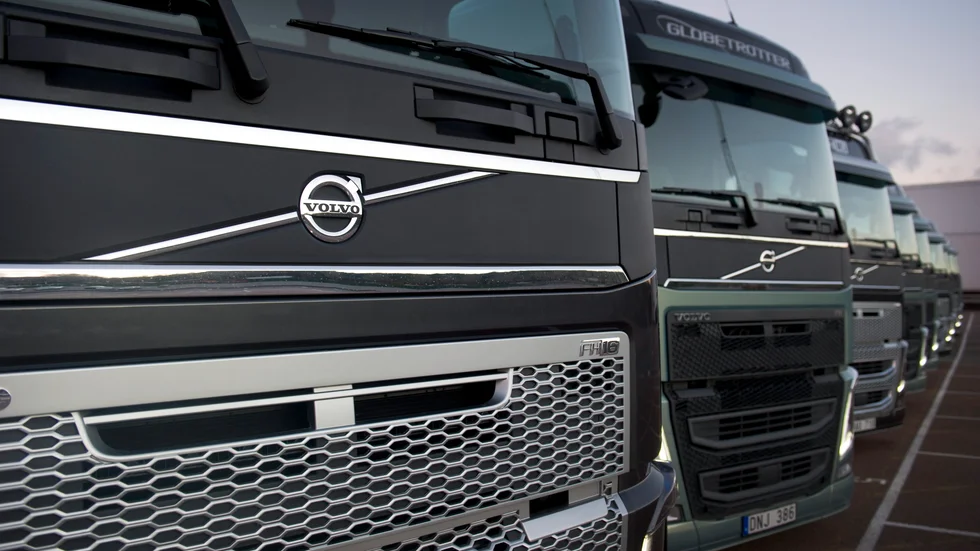 AB Volvo tvingas stoppa tillverkningen under flera veckor på grund av brist på halvledare. Arkivbild.