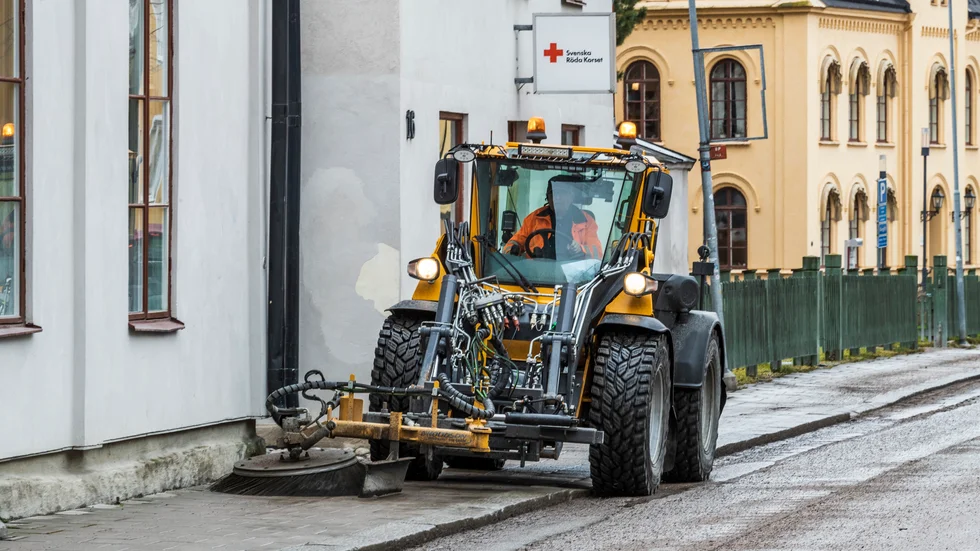 Sopbilar bör ta upp sand och grus från vägar och trottoarer. 
