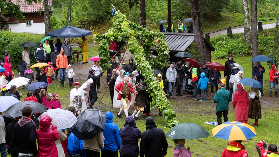 Midsommarfirande i Tunaberg när det begav sig. Det blev inställt förra året. Nu meddelar föreningen att det blir inställt även i år. Men våffelcaféerna kommer förhoppningsvis att genomföras i sommar.