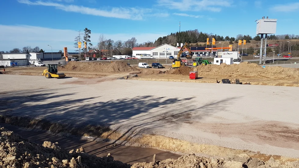Här vid Mjölbys norra infart byggs ett padelcenter med både inom- och utomhusbanor.