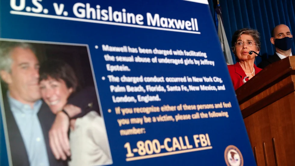 Det brittiska societetslejonet Ghislaine Maxwell åtalas för fler brott. Arkivbild från juli i fjol när hon åtalades för sexbrott.