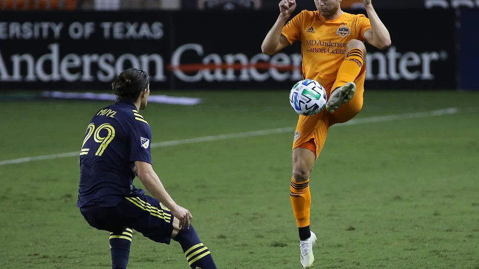 Adam Lundqvist har skrivit på nytt kontrakt med MLS-klubben Houston Dynamo FC, som tränaren Tab Ramos håller på att forma om med ovanligt hård fysträning.