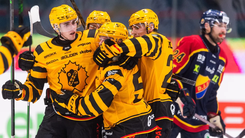 AIK har stängt matchen. Oskar Nilsson har just skickat in 5–2 och gjort Robert Ohlssons hemkomst till en show för nye AIK-tränaren.
