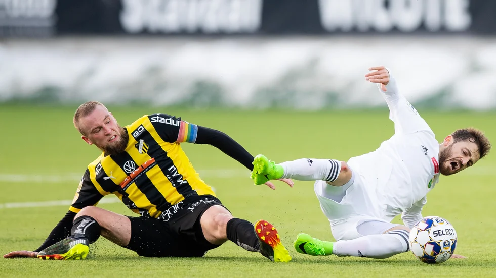 Häckens Alexander Faltsetas fäller Dalkurds Haron Ahmed Zubair under en match Häcken och Dalkurd i Svenska Cupen.