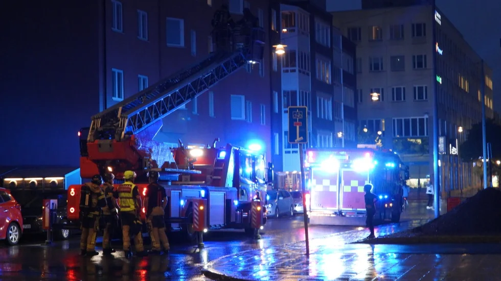 Det var två kvarglömda värmeljus som orsakade larmpådraget.