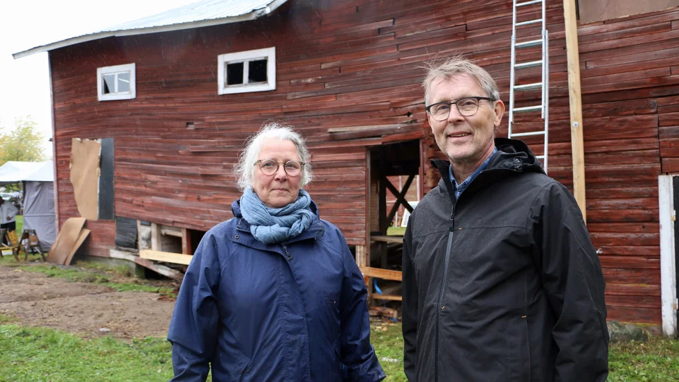Stina Brolin Bergman och Per-Åke Ershag är glada över att upprustningen av garveriet i Sjulnäs är igång.