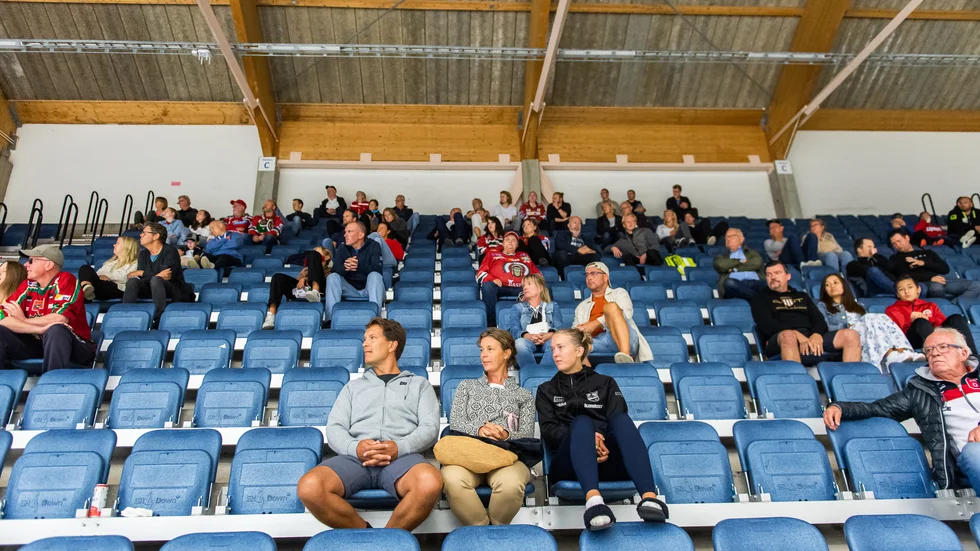 Förhoppningsvis är glest fyllda läktare ett minne blott.