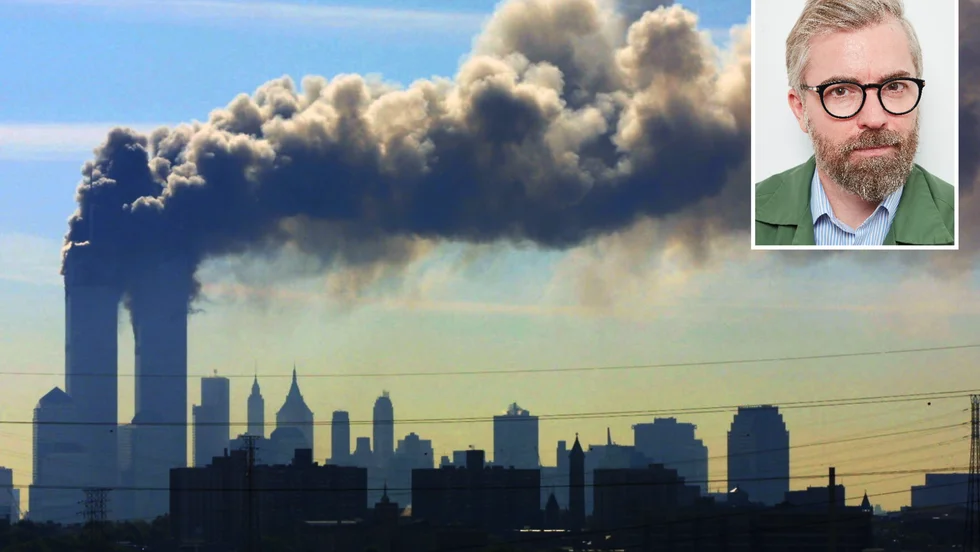 Den här synen såg Petter Ringbom från sitt fönster i Brooklyn den 11 september 2001. Han minns chocken och rädslan, det svåra att inse att New York var under attack.