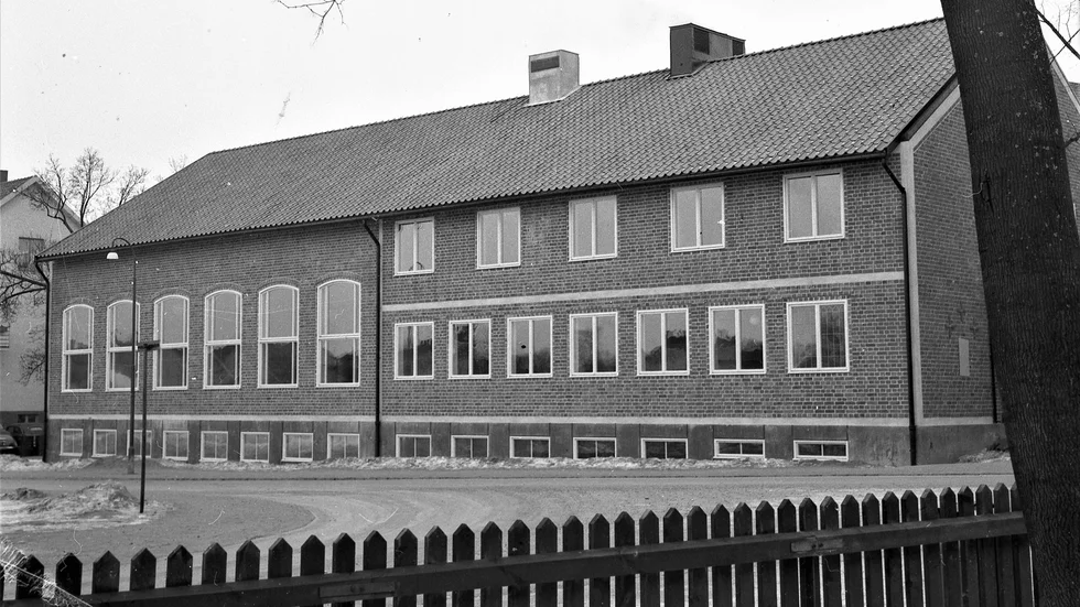 S:t Larsgården färdigställdes våren 1951 och beskrevs i Svenska Dagbladet som en förträfflig byggnad. Den är ritad av arkitekten Karl-Axel Bladh, som var verksam i Stockholm men född i Linköping.
