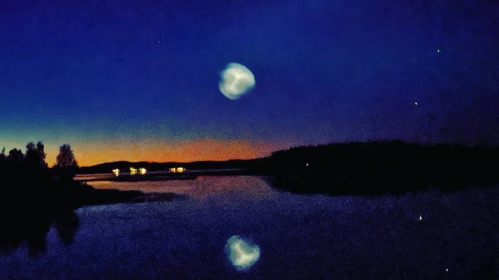 Ulrika och hennes kompis brukar fotografera norrsken vid bron efter väg 94 i Vistträsk byn. Ikväll blev det ett annat spektakulärt fenomen. "Ikväll kom ett ljusklot stanna till och försvann???"