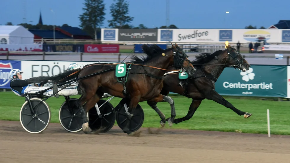 Bara fyra hästar startade i Kjell P Dahlströms minne och med storfavoriten Summer in Sight i ledningen trodde man det skulle bli ett riktigt sömnpiller. Istället blev det spännande då storfavoriten utmanades rejält av Galantis på slutvarvet och det blev en stenhård slutstrnid upploppet ned. 