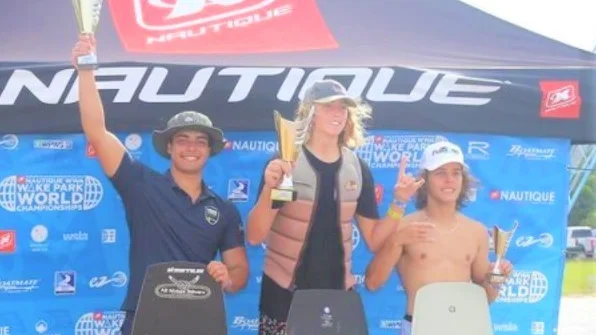 Kevin Jönsson, längst till vänster, kom på pallen i två klasser i junior-VM i wakeboard i Orlando, Florida. Motalakillen lyckades efter många års hård träning.