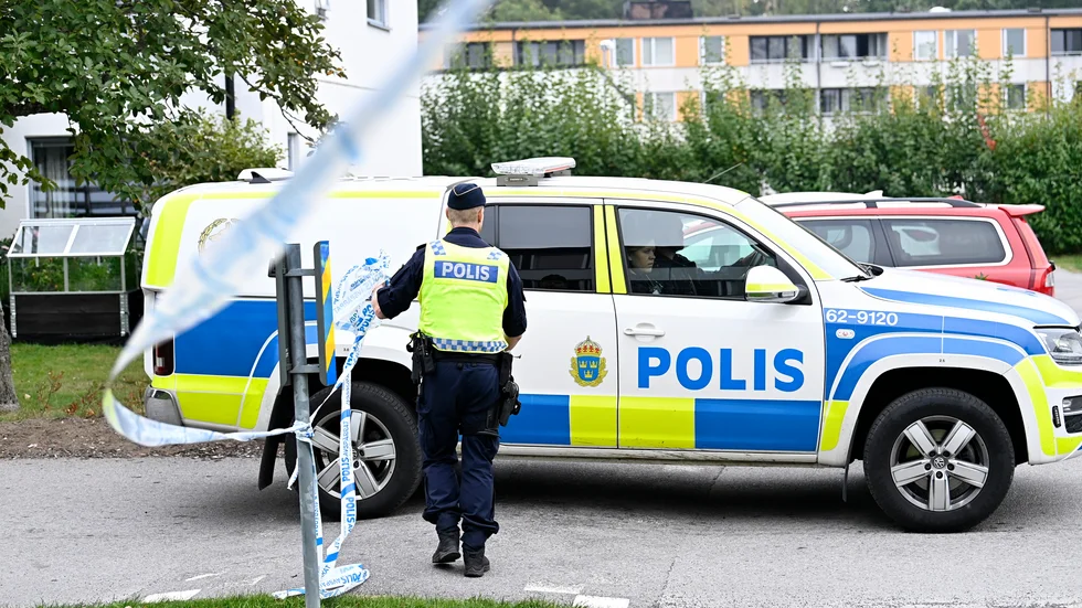 Polis på plats efter dödsskjutningen i Växjö i lördags.