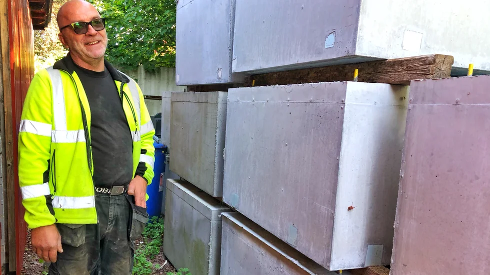 De flytande betongblocken är 1200x2200x700 mm och väger 830kg per block. Han räknar med ungefär 25 lastbilar upp mot Nacka och kyrkviken. 