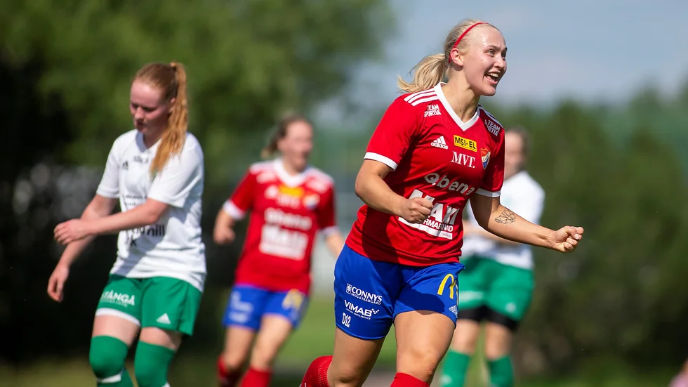 Maria Kåhlin blev tremålsskytt när Boren besegrade BK Tinnis i premiären. Då hamnar hon också i topp på MVT:s betygsliga.