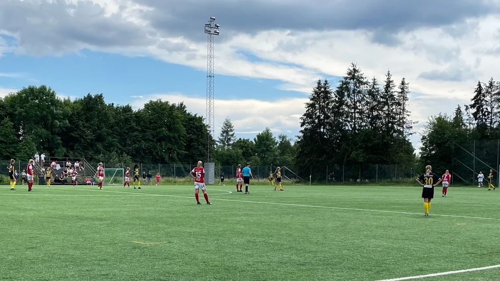Vaksala i svart och gult kunde inte rå på Sandviken hemma på Årstas konstgräs.