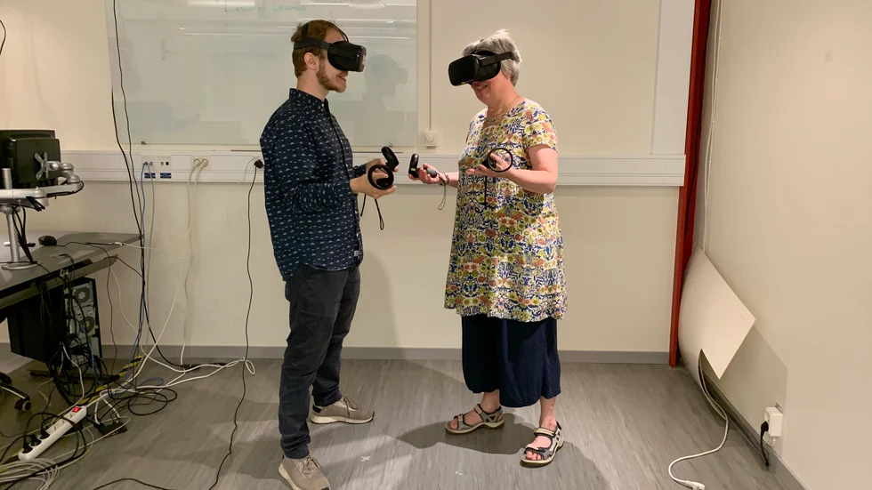 Robotutvecklaren Fredrik Löfgren och professorn Maria Sunnerhagen tar selfies i den virtuella verkligheten. 