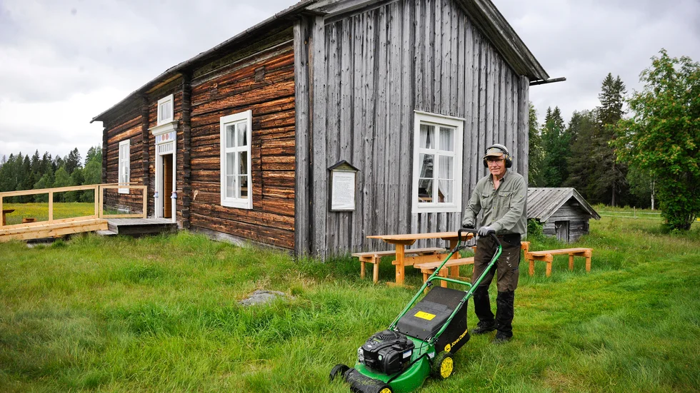 En av eldsjälarna, Per-Olov Andersson utanför områdets äldsta byggnad, Brorers gård från 1825. 