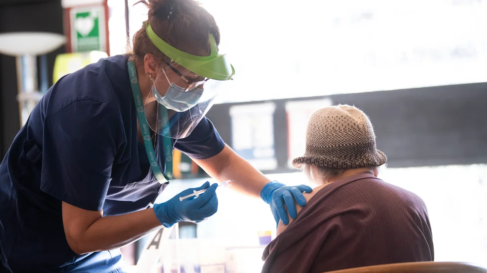 Skribenterna vill att ett nationellt vaccinationsprogram ska inrättas för äldre, i likhet med det som finns för barn.